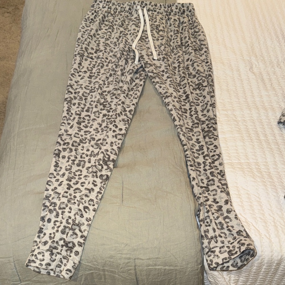 Leopard Print Women's Lounge Set - Picture 5 of 8